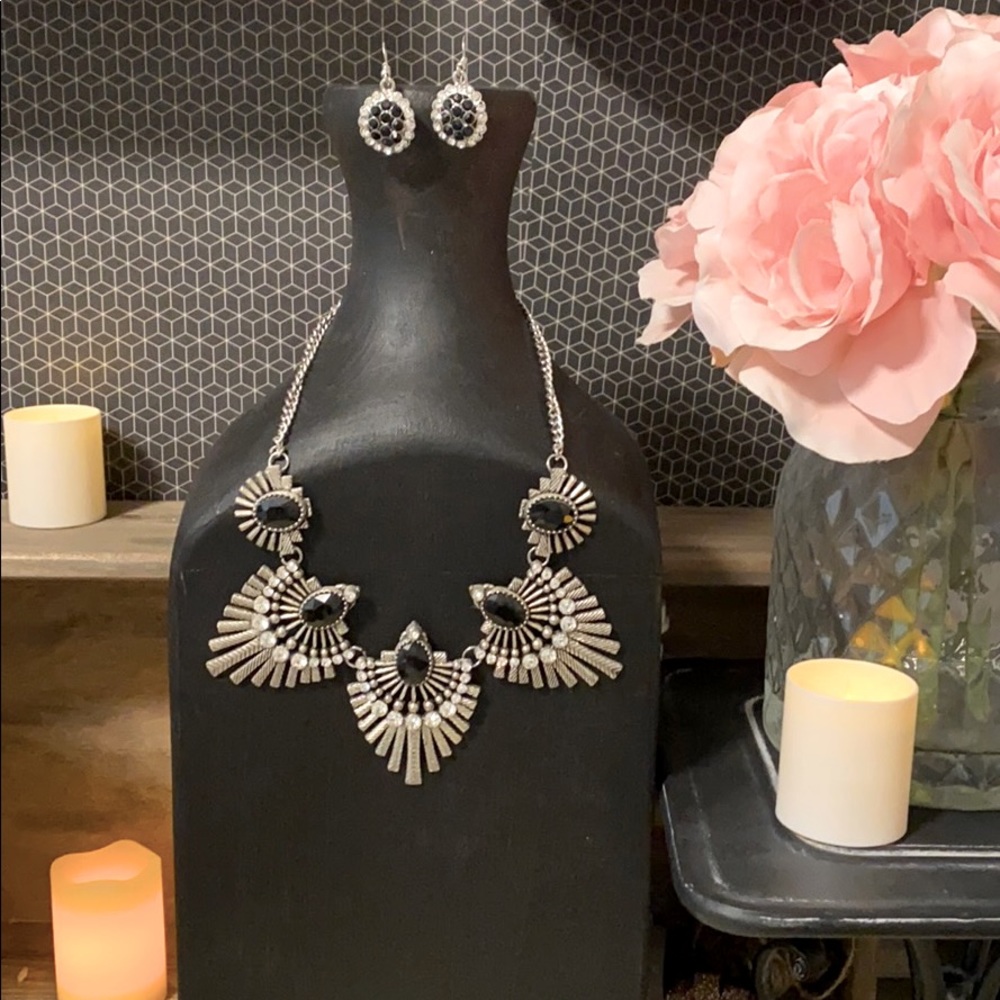 Earring and necklace set